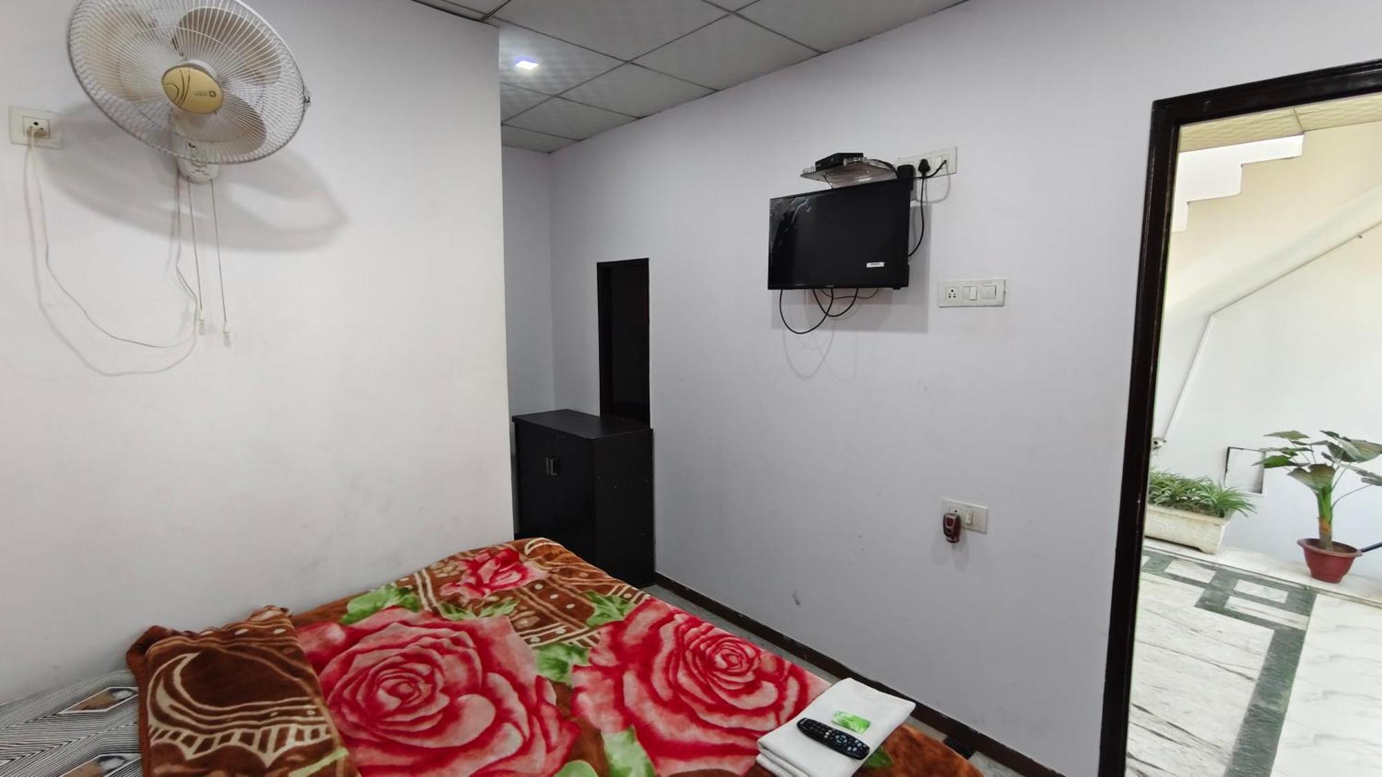 Rajdhani Guest House Фарідабад Екстер'єр фото